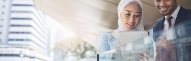 وقوف المرأة والرجل خارج النظر في قرص