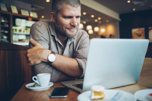 اْنسان، looking at، laptop، ب، أيضا، إسبرسو، إلى داخل، أداة تعريف إنجليزية غير معروفة، المقهى