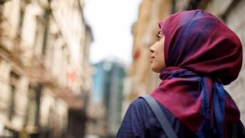 المرأة التي تمشي الماضي المتاجر