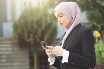 سيدة أعمال مع هاتفها المحمول باستخدام الخدمات المصرفية عبر الهاتف المحمول
