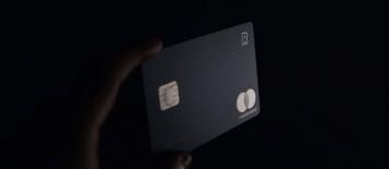بطاقة ماستركارد سوداء على خلفية سوداء